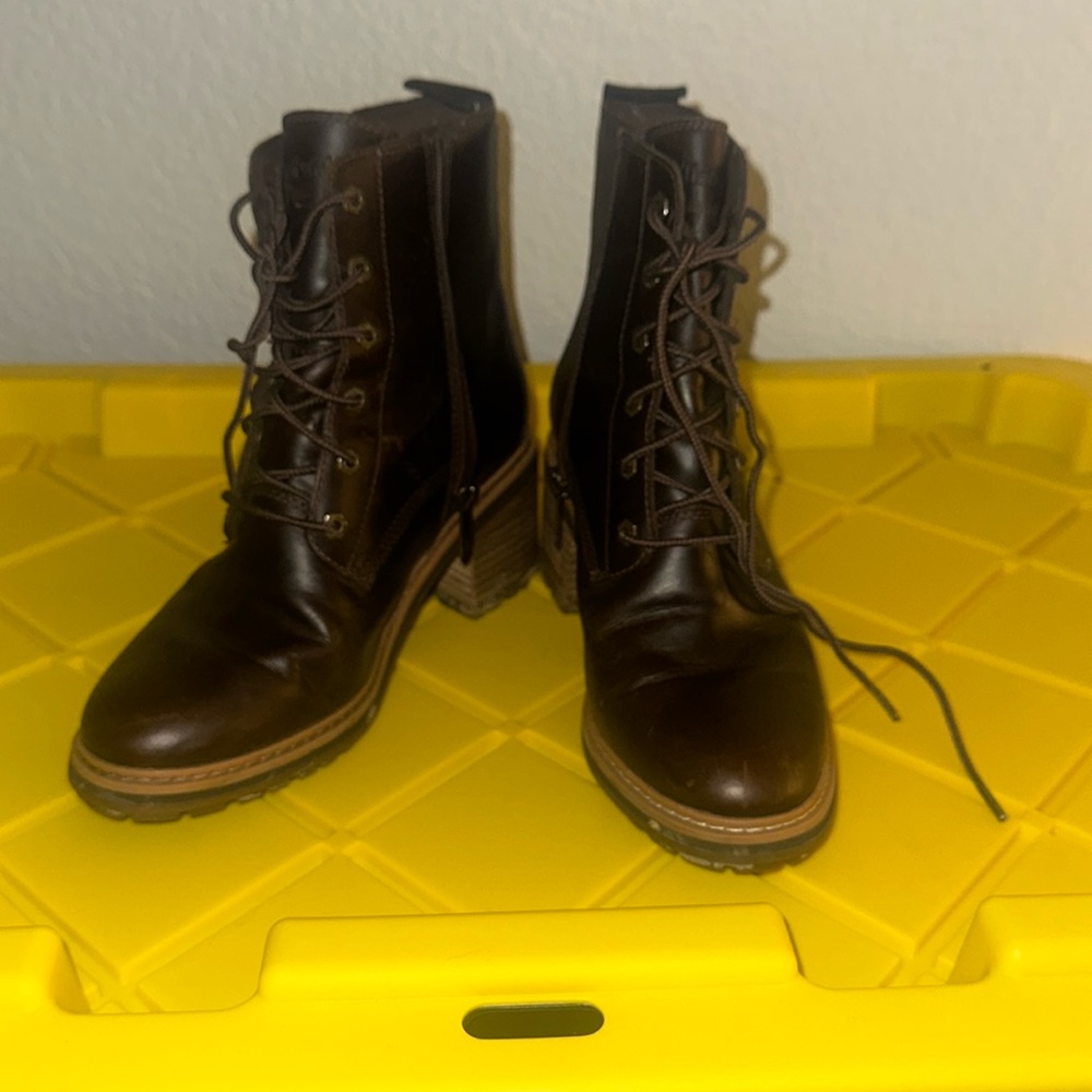 Pre loved Timber booties